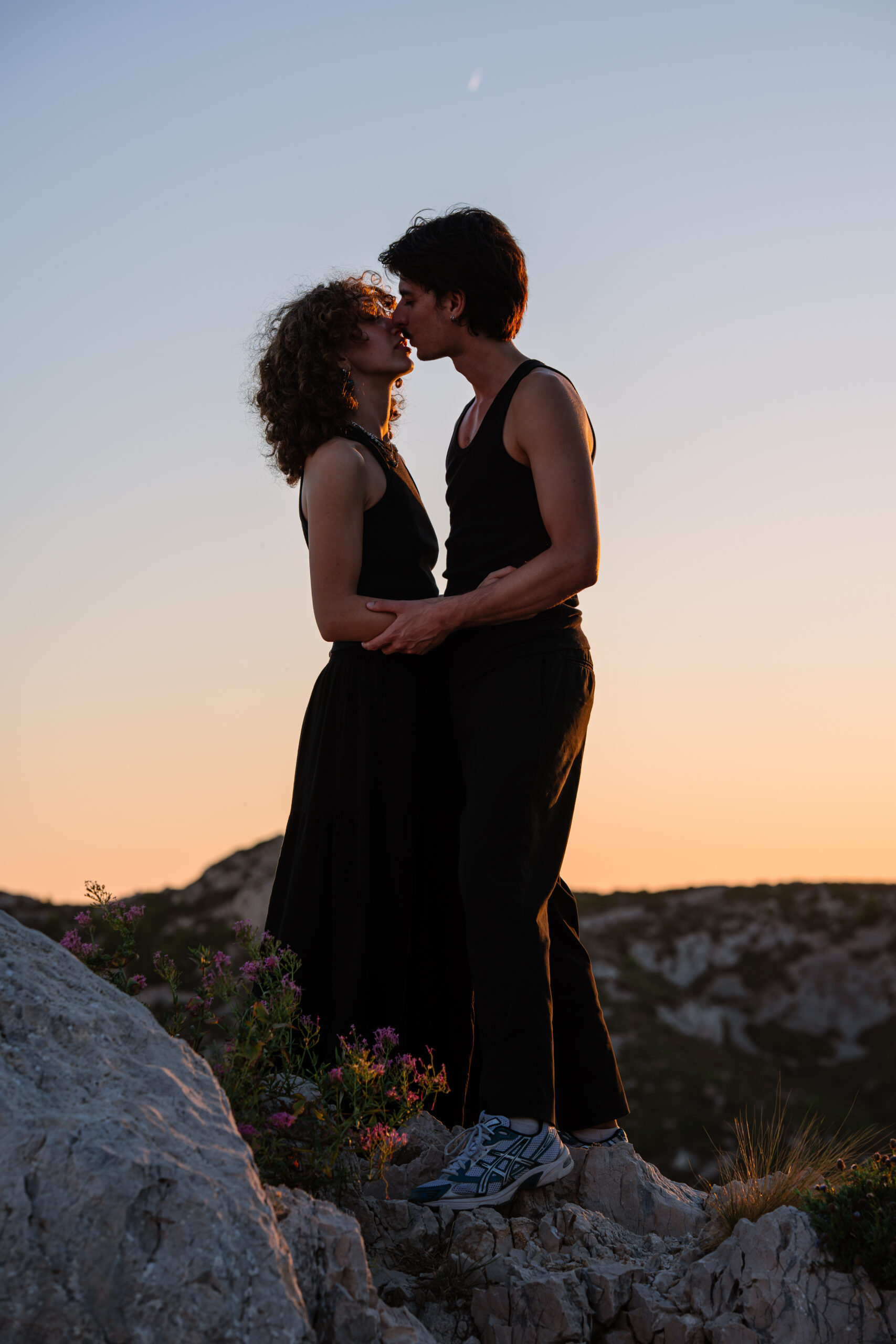 Plein pied couple au coucher du soleil dans les calanques