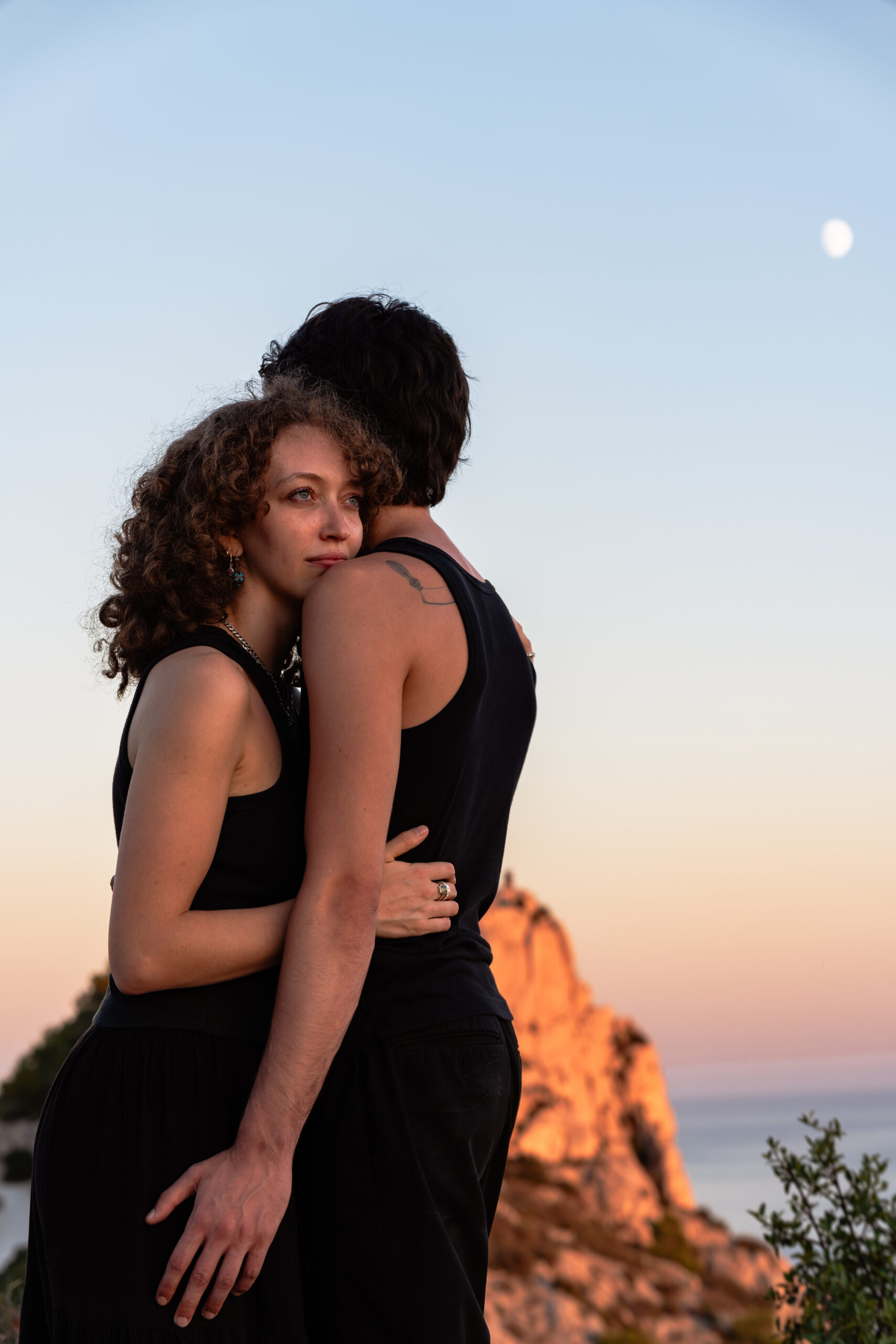 Portrait couple au coucher du soleil dans les calanques 